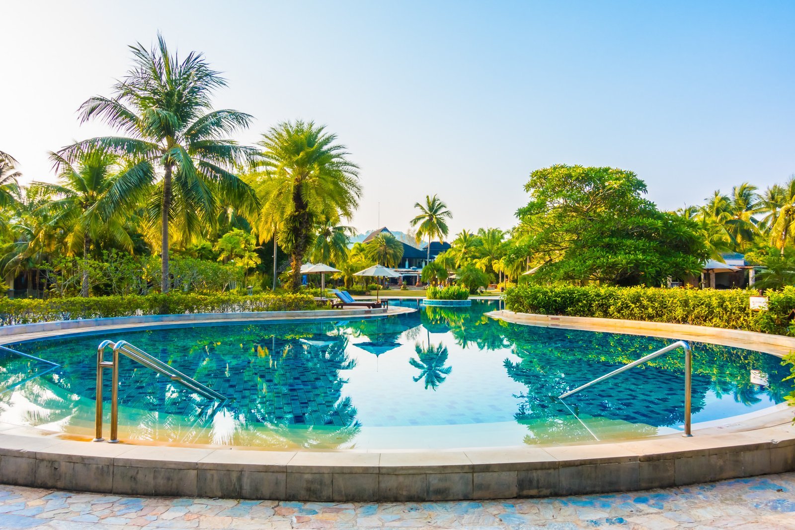 Belle piscine entretenue en Guadeloupe